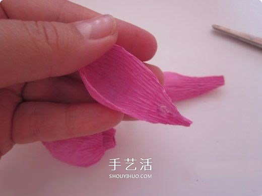 皺紋紙?zhí)枪ǖ淖龇?皺紋紙玫瑰花手工制作 -  itrip.net.cn