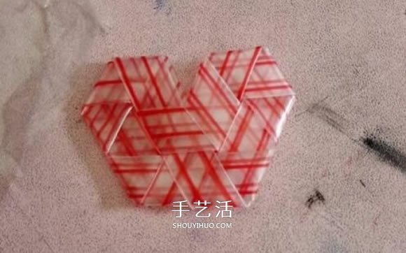 吸管折愛心怎么折圖解 吸管愛心的折法步驟 -  itrip.net.cn