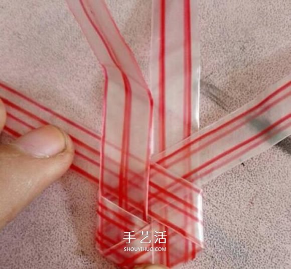 吸管折愛心怎么折圖解 吸管愛心的折法步驟 -  itrip.net.cn