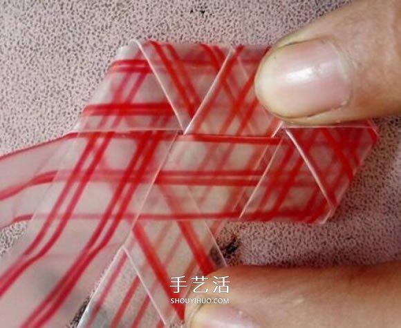 吸管折愛心怎么折圖解 吸管愛心的折法步驟 -  itrip.net.cn