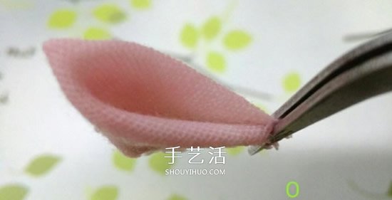 不織布做荷花發(fā)卡圖解 手工布藝蓮花發(fā)飾DIY -  itrip.net.cn