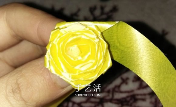 絲帶折玫瑰花戒指圖解 怎么折絲帶玫瑰戒指 -  itrip.net.cn