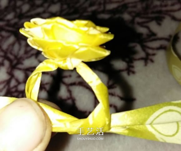 絲帶折玫瑰花戒指圖解 怎么折絲帶玫瑰戒指 -  itrip.net.cn