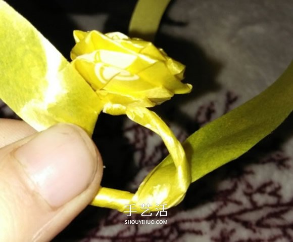 絲帶折玫瑰花戒指圖解 怎么折絲帶玫瑰戒指 -  itrip.net.cn