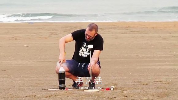創(chuàng)意水火箭的做法圖解 讓可樂瓶一飛沖天！ -  itrip.net.cn