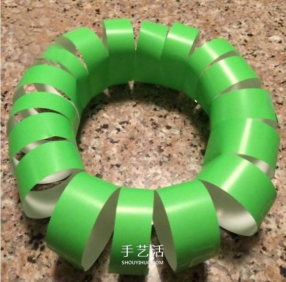 彩紙手工制作圣誕花環(huán) 幼兒做圣誕節(jié)花環(huán)教程 -  itrip.net.cn