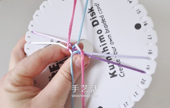 怎么編織彩色手鏈圖解 四根繩編手鏈的方法 -  itrip.net.cn