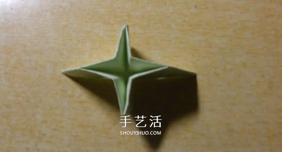 鏤空紙花球怎么折圖解 簡單手工花球的折法 -  itrip.net.cn