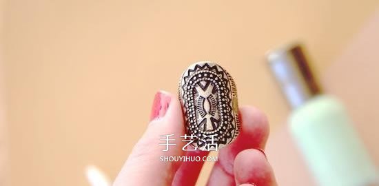 簡(jiǎn)單的指甲油小改造 讓金屬戒指擁有美麗色彩 -  itrip.net.cn