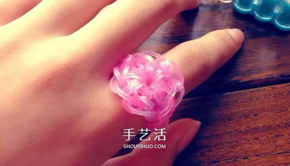 怎樣用橡皮筋編織戒指 編成漂亮的花朵造型 -  itrip.net.cn