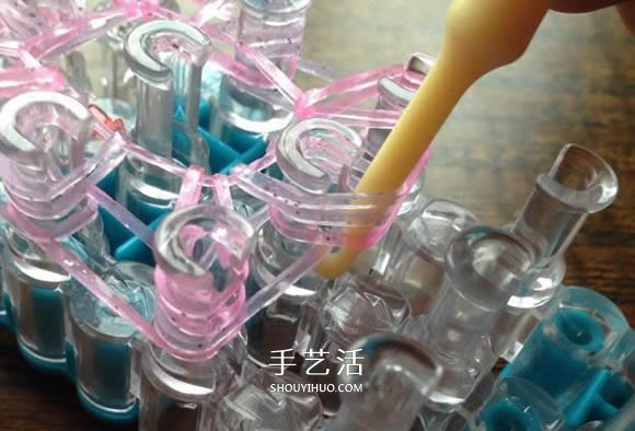 怎樣用橡皮筋編織戒指 編成漂亮的花朵造型 -  itrip.net.cn