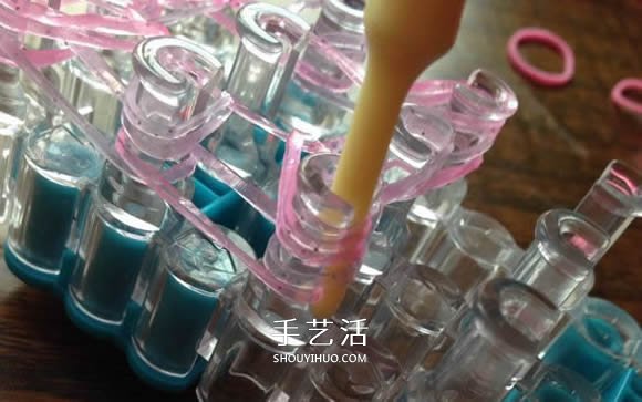 怎樣用橡皮筋編織戒指 編成漂亮的花朵造型 -  itrip.net.cn