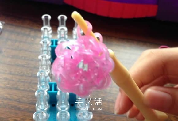 怎樣用橡皮筋編織戒指 編成漂亮的花朵造型 -  itrip.net.cn