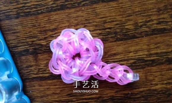 怎樣用橡皮筋編織戒指 編成漂亮的花朵造型 -  itrip.net.cn