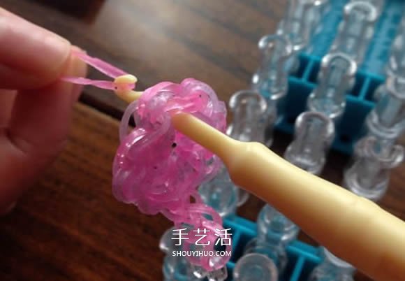 怎樣用橡皮筋編織戒指 編成漂亮的花朵造型 -  itrip.net.cn