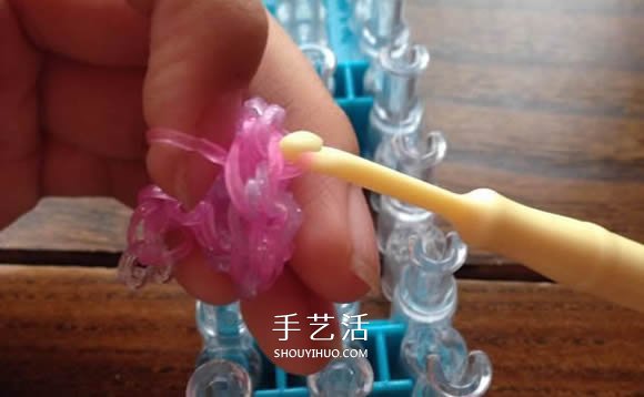 怎樣用橡皮筋編織戒指 編成漂亮的花朵造型 -  itrip.net.cn