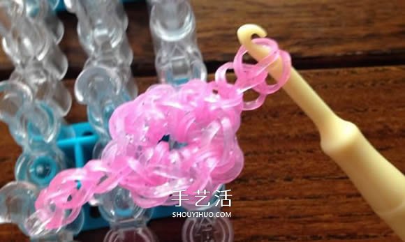 怎樣用橡皮筋編織戒指 編成漂亮的花朵造型 -  itrip.net.cn