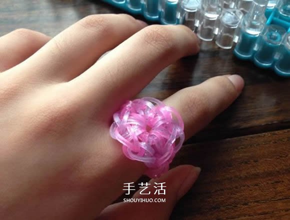 怎樣用橡皮筋編織戒指 編成漂亮的花朵造型 -  itrip.net.cn