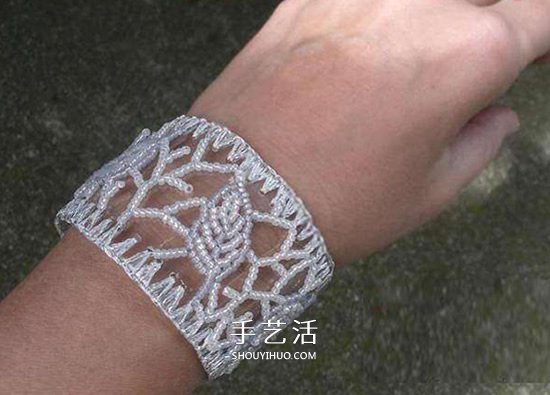 礦泉水瓶廢物利用 制作漂亮的串珠手鐲圖解 -  itrip.net.cn