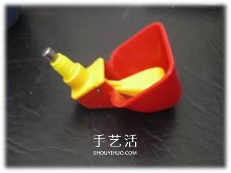 自制養(yǎng)雞飲水器的方法 簡(jiǎn)易寵物飲水器的制作 -  itrip.net.cn