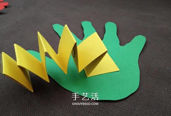 創(chuàng)意兒童生日賀卡制作 用卡紙剪兩個可愛手掌 -  itrip.net.cn