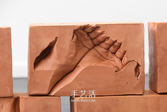 父親遺留的溫度！紅磚中的雙手石膏雕塑作品 -  itrip.net.cn