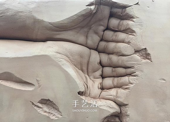 父親遺留的溫度！紅磚中的雙手石膏雕塑作品 -  itrip.net.cn