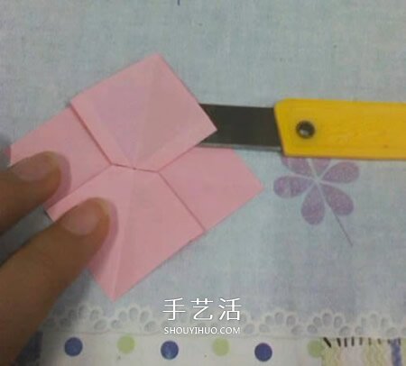 帶蓋方形包裝盒的折法 還包括盒蓋上的蝴蝶結(jié) -  itrip.net.cn