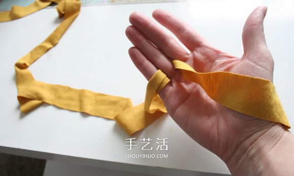 舊T恤編織手鏈的方法 粗獷風(fēng)男士手鏈DIY -  itrip.net.cn