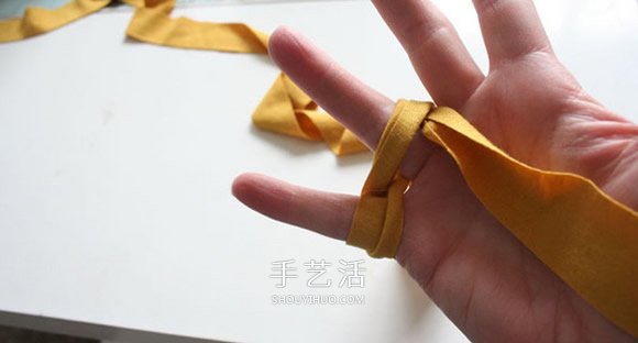 舊T恤編織手鏈的方法 粗獷風(fēng)男士手鏈DIY -  itrip.net.cn