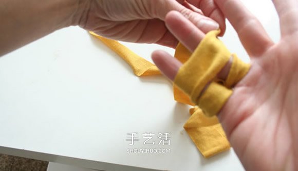 舊T恤編織手鏈的方法 粗獷風(fēng)男士手鏈DIY -  itrip.net.cn