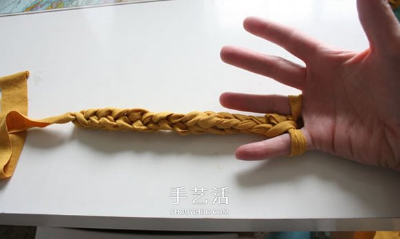 舊T恤編織手鏈的方法 粗獷風(fēng)男士手鏈DIY -  itrip.net.cn