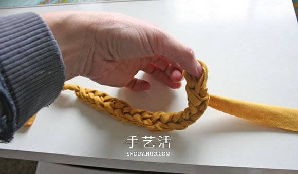 舊T恤編織手鏈的方法 粗獷風(fēng)男士手鏈DIY -  itrip.net.cn