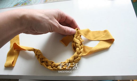 舊T恤編織手鏈的方法 粗獷風(fēng)男士手鏈DIY -  itrip.net.cn