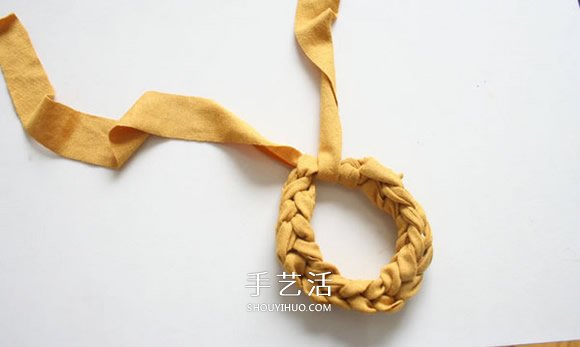 舊T恤編織手鏈的方法 粗獷風(fēng)男士手鏈DIY -  itrip.net.cn