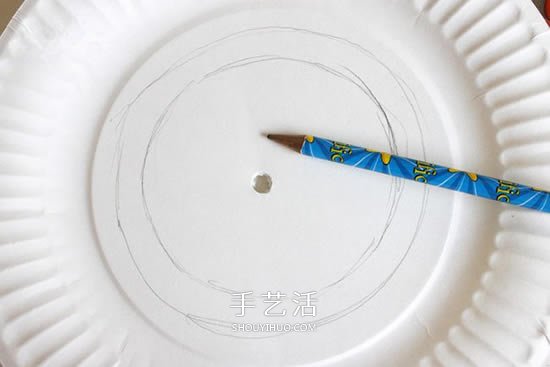 蛋糕盤廢物利用 手工制作萬圣節(jié)女巫帽的方法 -  itrip.net.cn
