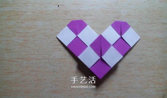 怎么折紙格紋愛心圖解 雙色格子心形的折法 -  itrip.net.cn