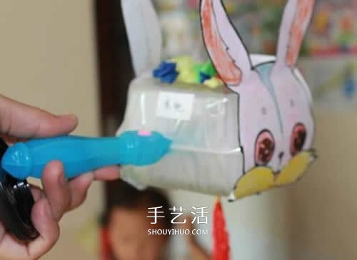 用月餅盒做手工的教程 中秋節(jié)兔子燈制作方法 -  itrip.net.cn
