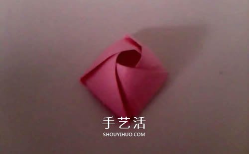 簡(jiǎn)單紙玫瑰花的折法 像是還未完全綻放的結(jié)構(gòu) -  itrip.net.cn