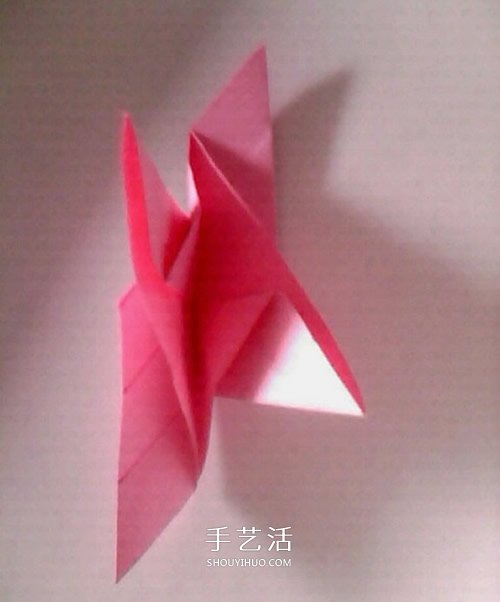 簡(jiǎn)單紙玫瑰花的折法 像是還未完全綻放的結(jié)構(gòu) -  itrip.net.cn