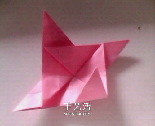 簡(jiǎn)單紙玫瑰花的折法 像是還未完全綻放的結(jié)構(gòu) -  itrip.net.cn