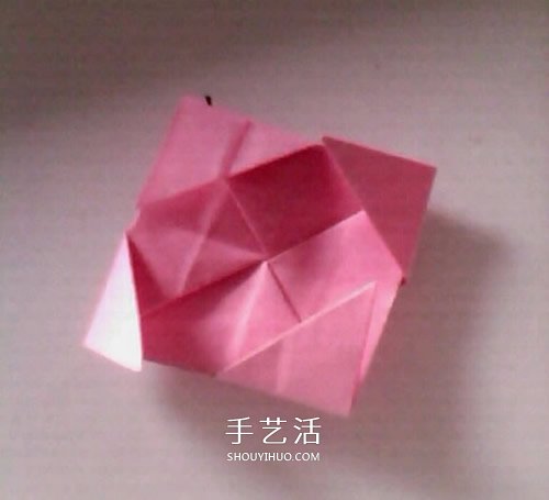 簡(jiǎn)單紙玫瑰花的折法 像是還未完全綻放的結(jié)構(gòu) -  itrip.net.cn