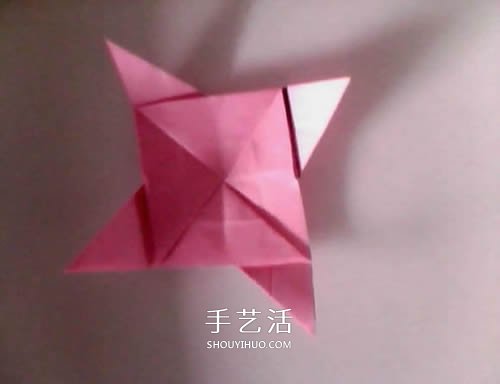 簡(jiǎn)單紙玫瑰花的折法 像是還未完全綻放的結(jié)構(gòu) -  itrip.net.cn