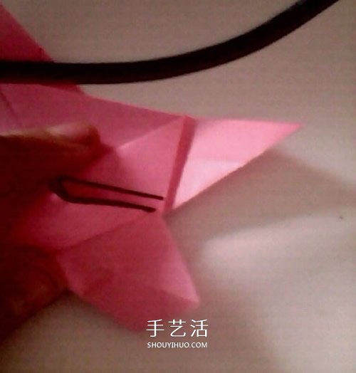 簡(jiǎn)單紙玫瑰花的折法 像是還未完全綻放的結(jié)構(gòu) -  itrip.net.cn