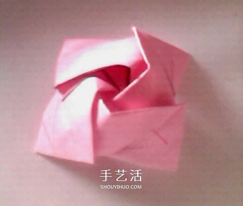 簡(jiǎn)單紙玫瑰花的折法 像是還未完全綻放的結(jié)構(gòu) -  itrip.net.cn
