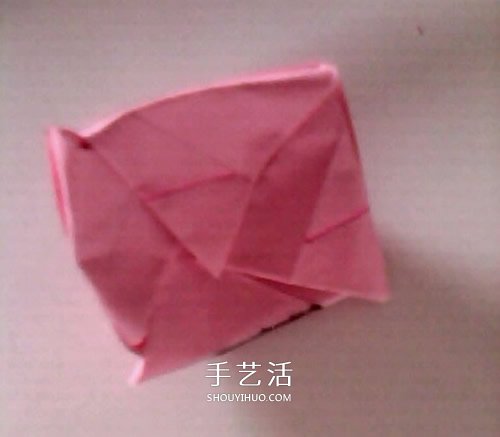 簡(jiǎn)單紙玫瑰花的折法 像是還未完全綻放的結(jié)構(gòu) -  itrip.net.cn