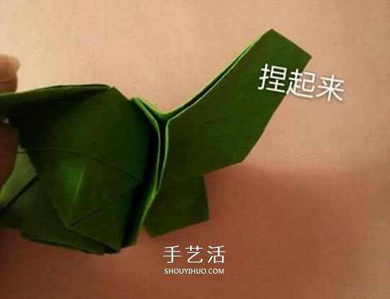 一張紙折玫瑰花的圖解教程 連花萼也一起折出 -  itrip.net.cn