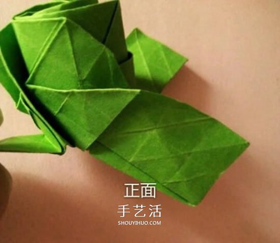 一張紙折玫瑰花的圖解教程 連花萼也一起折出 -  itrip.net.cn