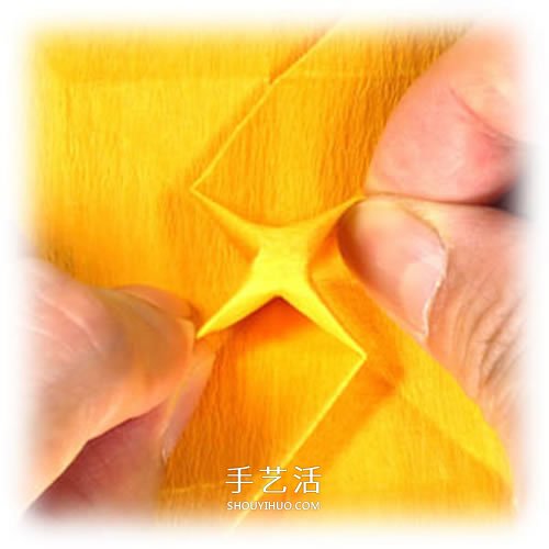 在川崎玫瑰上進(jìn)行改造 美麗紙玫瑰花手工折法 -  itrip.net.cn