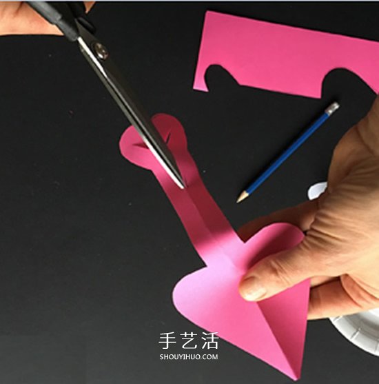 紙餐盤手工小制作 DIY漂亮的生日愛心花環(huán)掛飾 -  itrip.net.cn